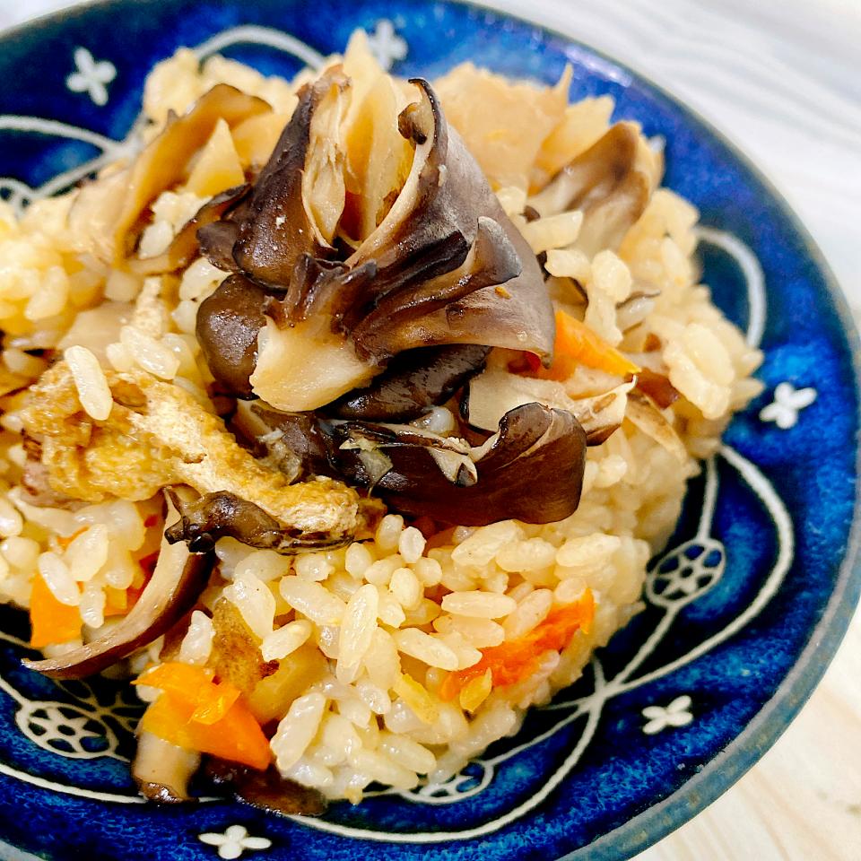黒舞茸「真」と根菜の炊き込みご飯